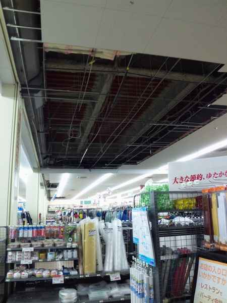 地震で剥がれ落ちた天井
