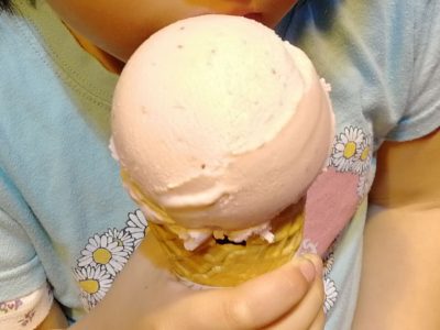 鮮搾果汁の大きなアイスクリーム（ストロベリー）
