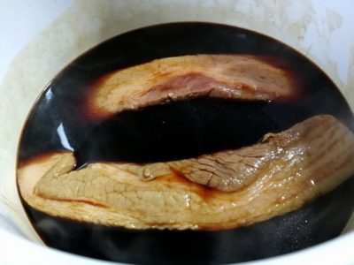簡単チャーシュー：豚バラかたまりを煮汁に入れる