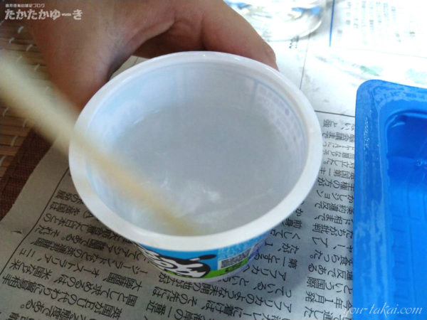 ホウ砂小さじ1杯と水を容器半分入れてよく混ぜる